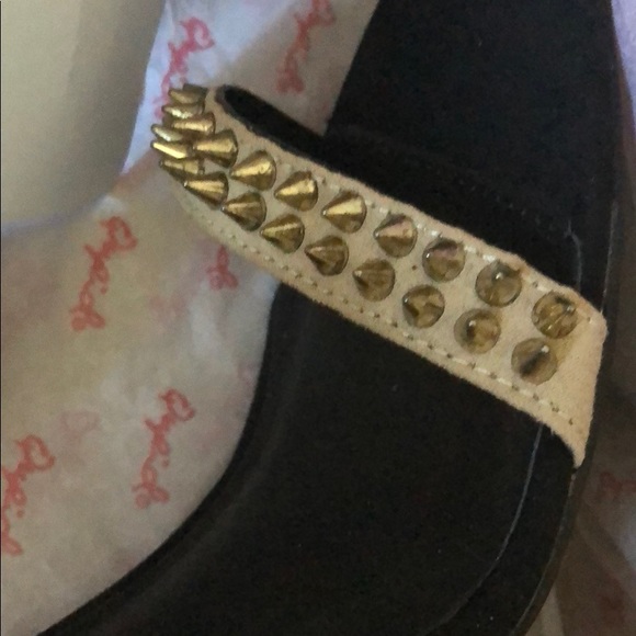 NIB 🛍 BLACK STRAPPY HEEL WITH GOLD TOE BAND STUDS - Picture 3 of 3